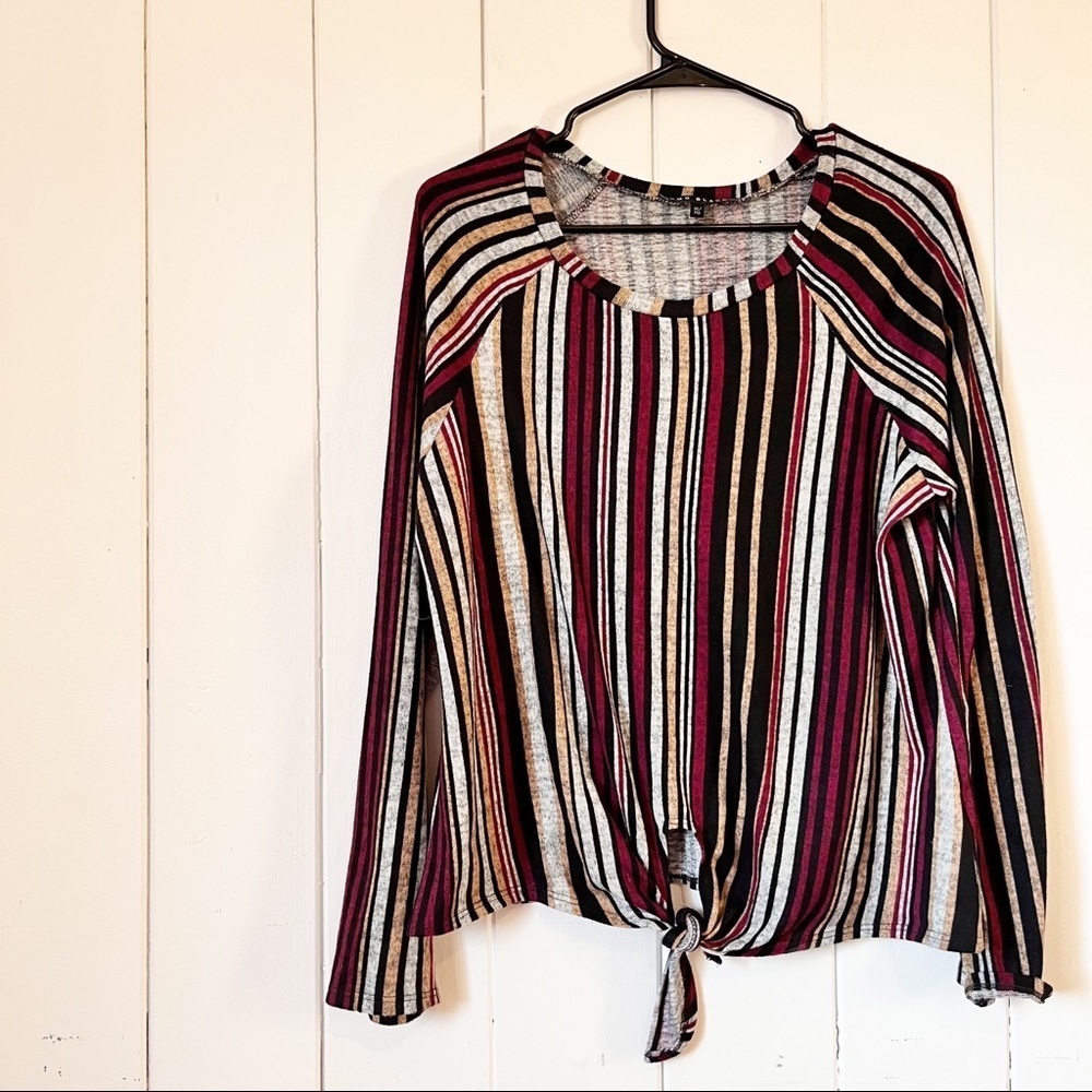 Como Black Vertical Stripe Top. Size XL.